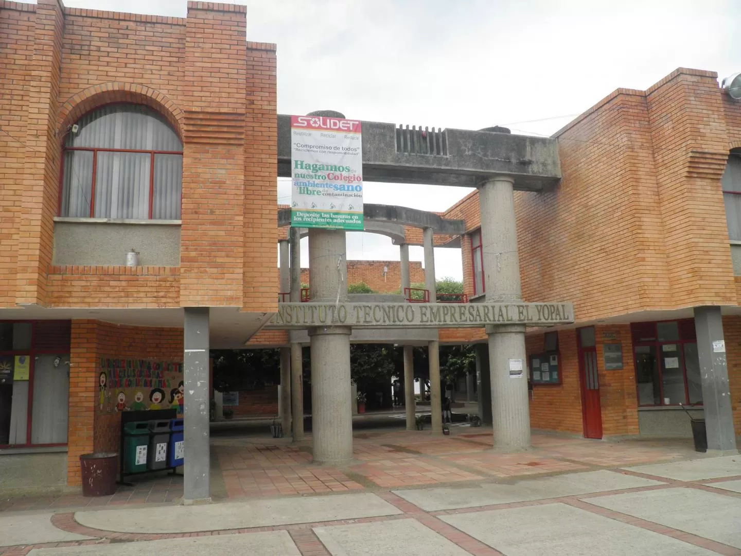 Estudiante del Instituto Técnico Empresarial El Yopal no les falta agua dijo el rector del plantel.
